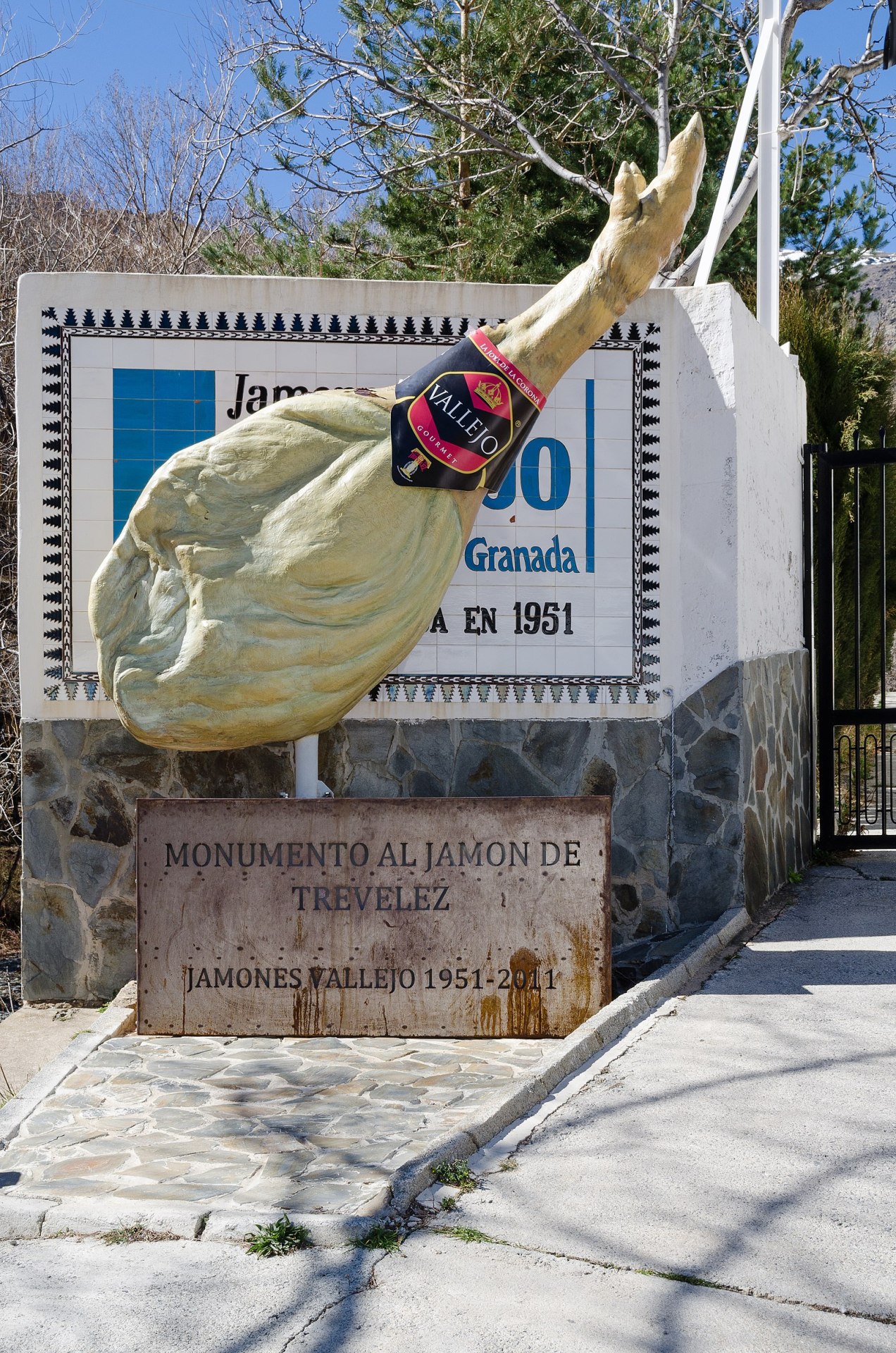 Monumento al jamón de Trevélez
Este monumento al jamón de Trevélez, realizado en fibra de vidrio y con una altura de aproximadamente 2 m sin contar el pedestal, se encuentra a la entrada de la empresa Jamones Vallejo, que cuenta con un museo...