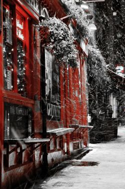 lifeistooshortdont:  gyclli:  Snow @ Temple Bar - Dublin, Ireland INSTAGRAM PHOTO BY @GBANCHIO (GERMÁN BANCHIO)  :-) 