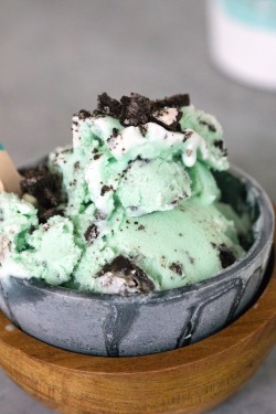 foodffs:  Mint Oreo Ice CreamFollow for recipesGet