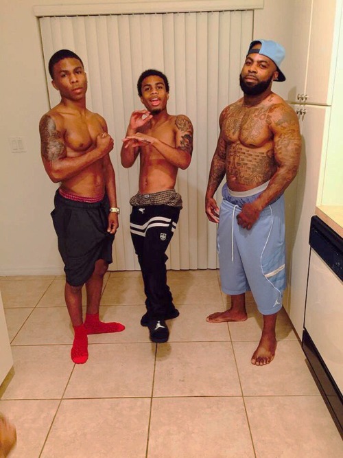 its-litt-bro:  Sheeshhh, When the daddy and both sons are clutch lol.  Very nice family  pic