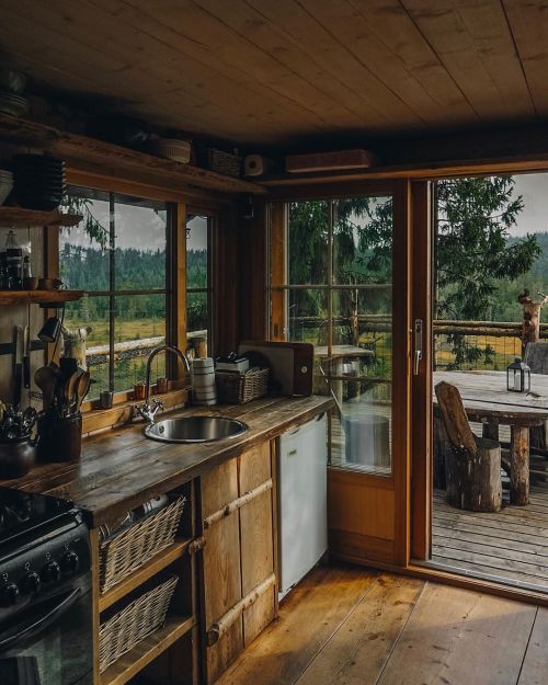 cabinporn:An exquisite kitchen in a cabin at Tretopphytter – “Treetop Cabins” – two hours north of O