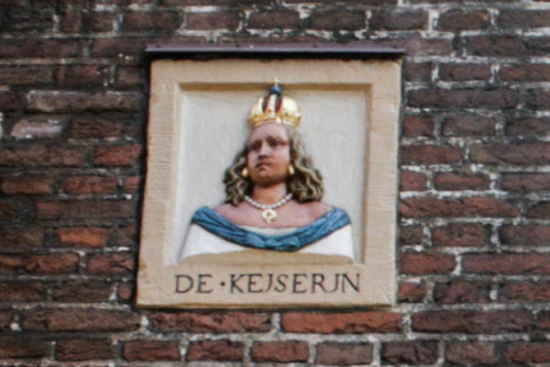 Гевелстенен.В старом Амстердаме улицы не имели названий и номеров, а идентифицировались гевелстенен.