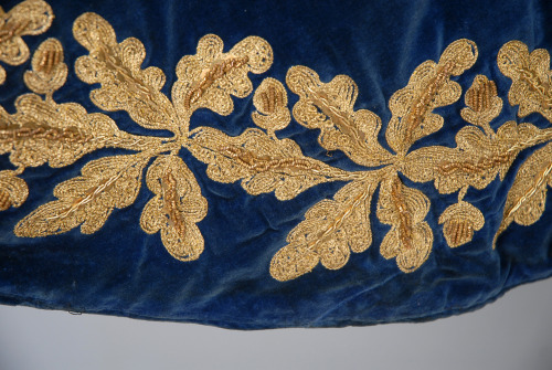 18thcenturyfop: GENTS FRENCH METALLIC EMBROIDERED COURT COAT, WAISTCOAT and CAPE, LATE 18th - EARLY 