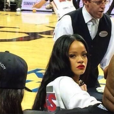 beyonseh:  when you’re in class and the group of people behind you won’t shut