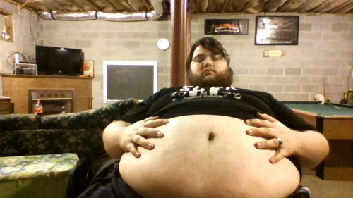 Got pretty stuffed today on pizza (26 slices, 20-ish cheesy bread squares, and two bowls of pasta).  Is it noticeable ;)