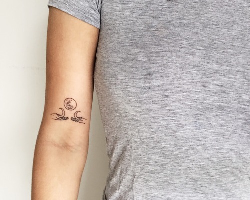 daddysspace:  sskeptical:  Triple Goddess. Maiden, mother, & crone. Birth, life, & death.   A reminder of constant cycles and new beginnings.   Ooh I love this