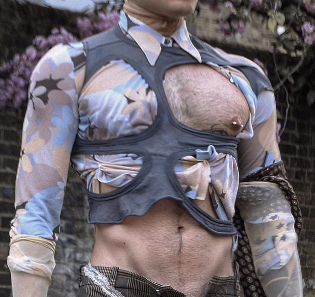 silly-jellyghoty:wintercorrybriea:rulfurAt first i honestly though that this is yet another riddiculously hyperrealistic woman’s outfit but on male character skyrim unreal engine mod, then i scrolled to the last picture and nope, this is for REAL