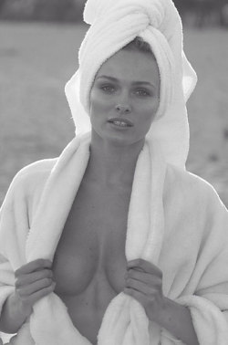 vs-angelwings:  Edita Vilkeviciute for Mario Testino’s “Towel Series,” 2014. 