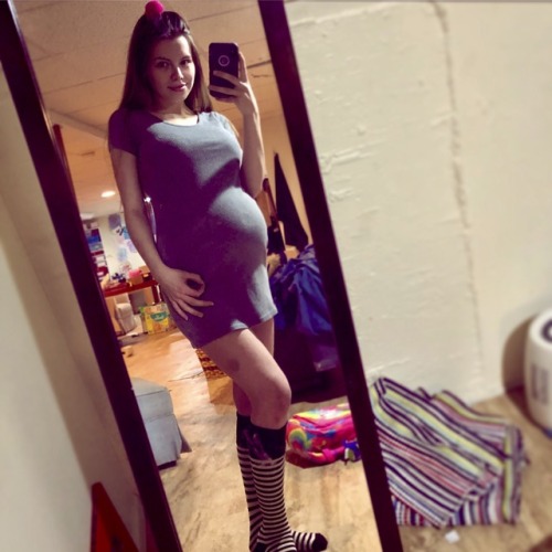 Melissa14 is expecting! porn pictures