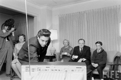 The Humphreys watching the results of the Wisconsin primaries(Francis Miller. 1960)