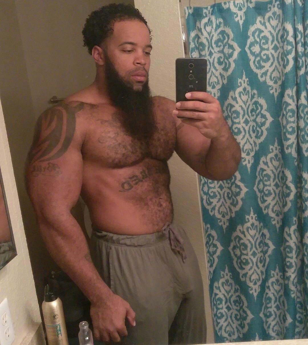 hairy muscle man bulge selfie