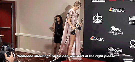 speaknow:  Taylor with her awards backstage (＾▽＾)