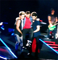 yziam:  zayn and niall carrying liam onto the stage. + 