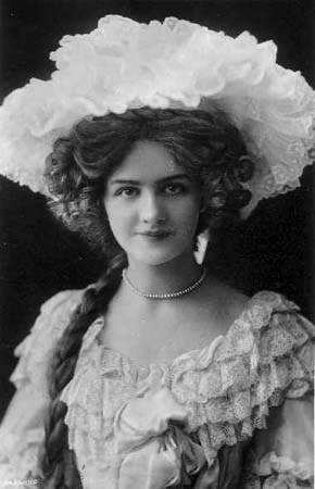 howstuffworks:  The Most Photographed Woman of the Edwardian EraWhen Lily Elsie took the stage in 1907 in the leading role of “The Merry Widow,” London audiences and theater critics swooned. The operetta was such a hit it ran for 778 performances,