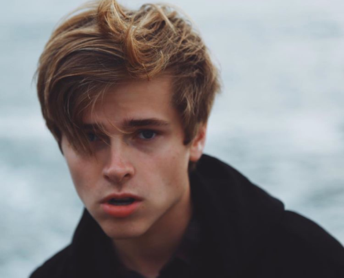 lxkekorns:lukekorns: Beach days x