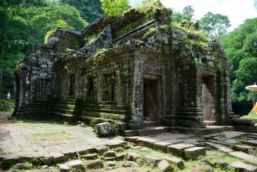 ancientart:Vat Phou, a Khmer Hindu temple complex in southern Laos. The site has been built upon sin