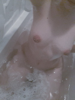 hott-fuxkery:  bath time 