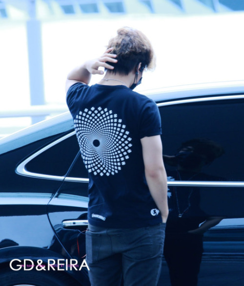  Daesung was spotted wearing Chrome Hearts Psychedelic T-shirt at Incheon Airport heading to Dalian.