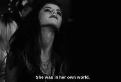 mondosenzalietofine:  Lei era nel suo mondo.”