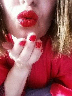 brujitalove:  Kiss kiss 💋💋👄👄