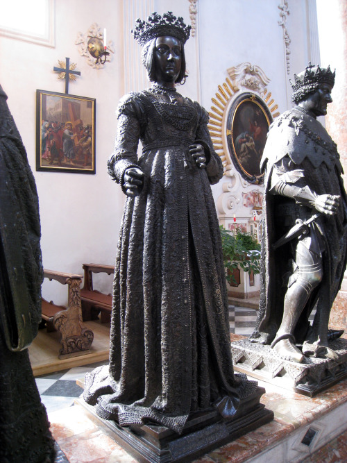 Innsbruck statues 1520s-30;Archduchess Margaret of Austria, 1522 and Bianca Maria Sforza, Holy Roman