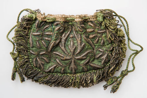 Purse with metal embroidery 1660-1680. Italy. © Bayerisches Nationalmuseum Munich, Bags, 2013. 