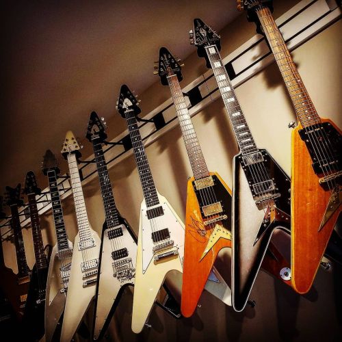 Got Vs? . #epiphone #foreverystage #gibsonguitars #theoriginal #gibsoncustom #FlyingV www.in