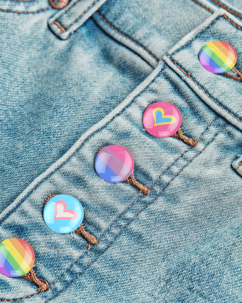 Do you love decorative pins, but hate poking holes in your clothes? DIY TEMPORARY BUTTON COVERS (les