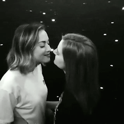 rosiespaughton:roxetera   Just your everyday typical cinematic snog 😍