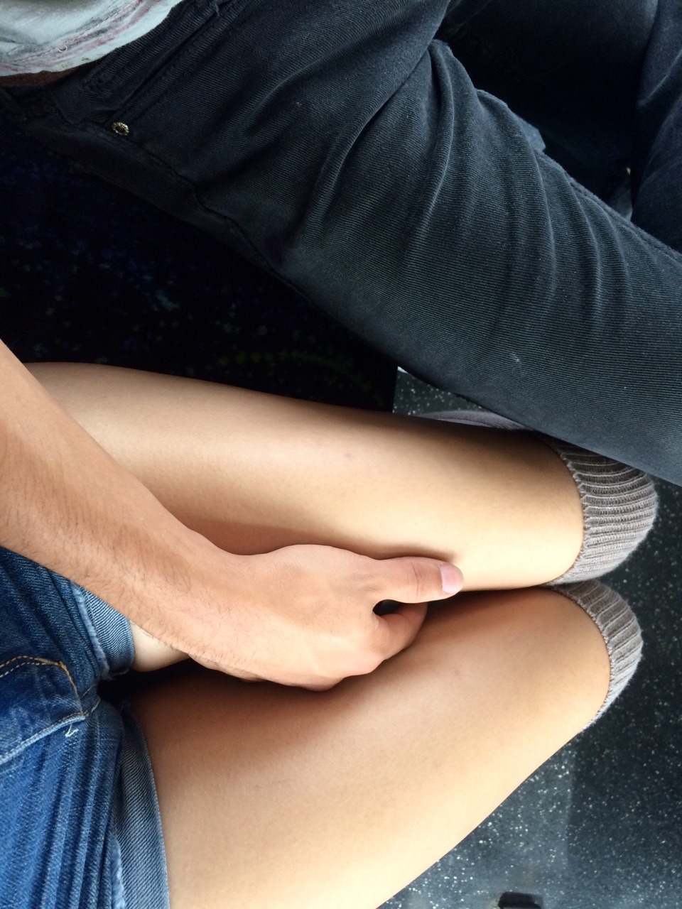 cardcaptorr:  cute couple on da bus aesthetic  I always like this so much