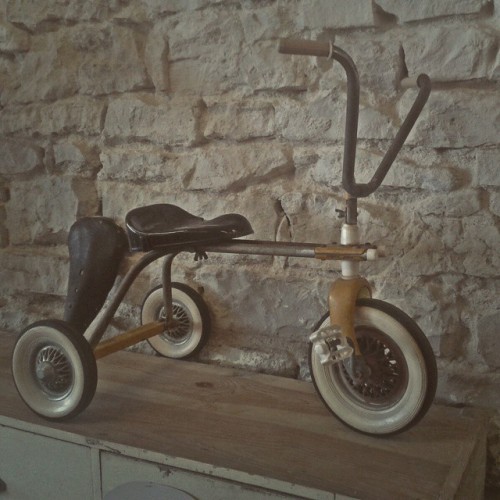 Vroom #ateliervelotxirrindola #txdo #vintagebicycle #velovintage #tricycle Vroom #ateliervelotxirrin