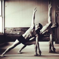 hippiework:  ☵ http://hippiework.tumblr.com ☲  Yumm. Everything about this foto. The yoga. The pose. The couple. Just everything.