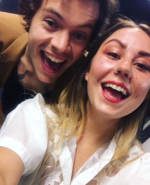 harrystylesdaily:Backstage in Sydney, Australia - April 27 (via madddy_jane)