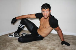 motox-ch:  gloved lycra hunk