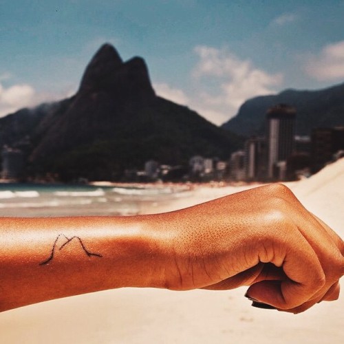 A alegria não está nas coisas, está em nós. 