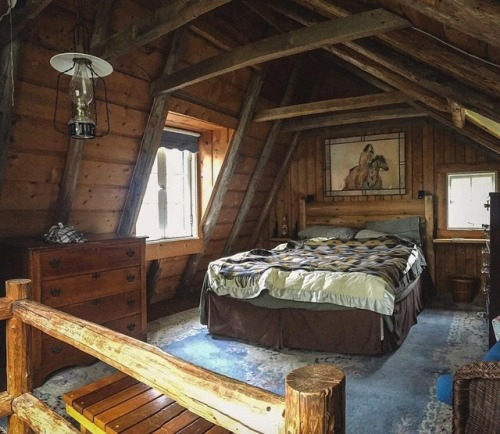 cabinsdaily: Can we just stay here forever? Tag a friend you take here and follow @cabinsdaily for m
