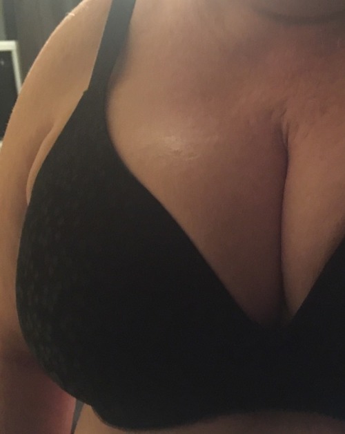 Black cleavage bra