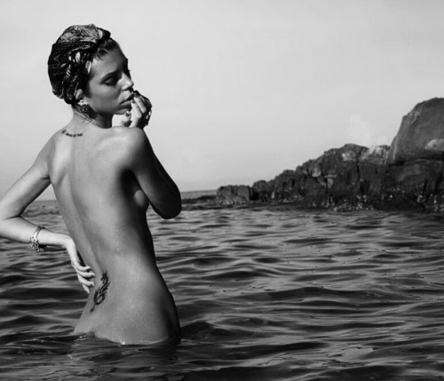 photografiae:She and the Sea by AnatolyBolkov || http://ift.tt/1zCJokU