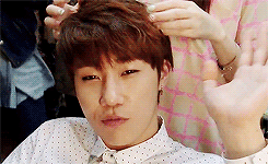 yuu-n:  sunggyu being interviewed while the coordinoona fixes his hair  