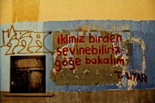 Şimdi otobüs gelir biner giderizDönmeyeceğimiz bir yer beğen başka türlüsü güçBir ellerin bir ellerim yeter belliyelim yetsinSeni aldım bana ayırdım durma kendini hatırlatDurma kendini hatırlatDurma göğe bakalım