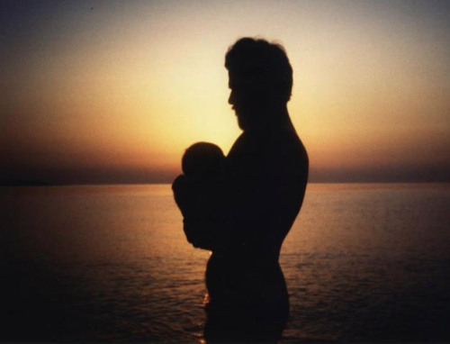 busybeatalks:  cosmofilius:  mytendonswork:  hexmama:  audreyandlittlebear:  beautifulbeanies:  earth-song: Father registers exciting photos of the birth of their 4 children in the sea. Births of babies are always exciting, especially when they happen
