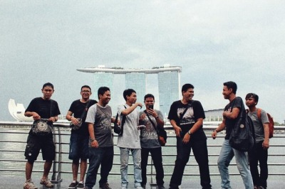 Buatlah semesta riang gembira… (di Merlion Park, Singapore)