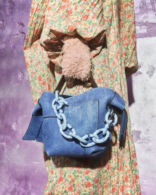 Trendy Bag for FW21: 90′s grungy chain handle bag.Acne Studios, Fendi, Longchamp, Marques’Almeida, O