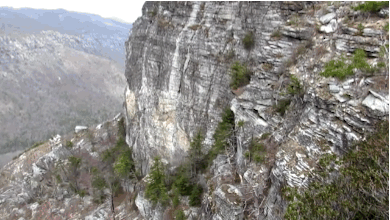 climbinggifs:  Austin Howell on the probable “first natural ascent” of Dopey Duck (5.9, 350 feet) at Linville Gorge, North Carolina.SOURCE VIDEO: Free Soloing with a Hat [1:56] by Austin Howell [Vimeo]