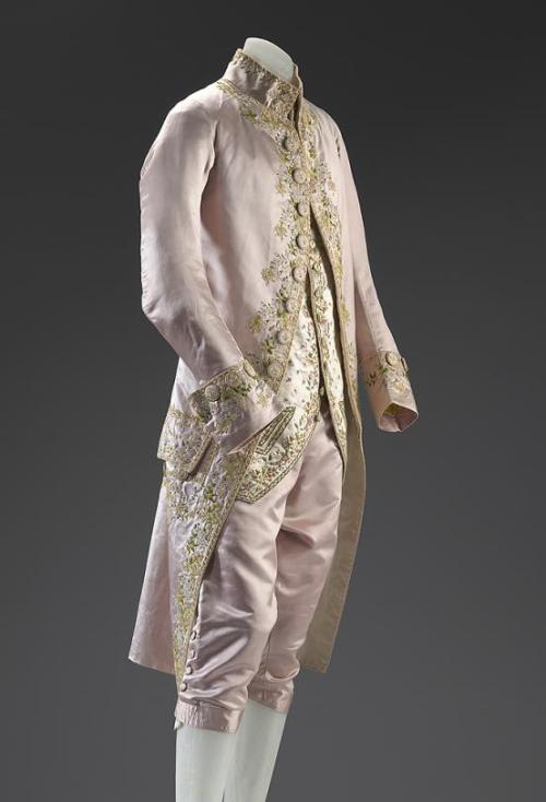 thegentlemanscloset: Men’s ensemble dating to 1775. This combination of jacket, waistcoat, and