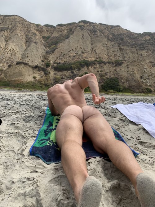 tparker48: For an hour as the giant relaxed on the sand, you’ve been surrounding by his ass mu