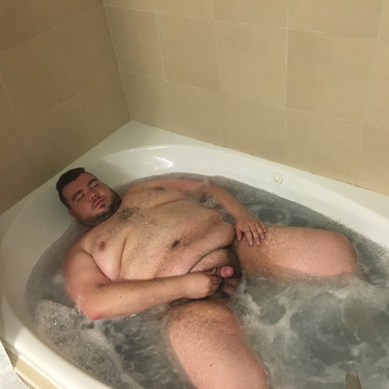 stonecub:  Hotel with a whirlpool tub! 