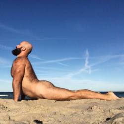 papillon52:  alphadesigner:  Belly exfoliation pose 😜  Bearded Hairy and Sexy 