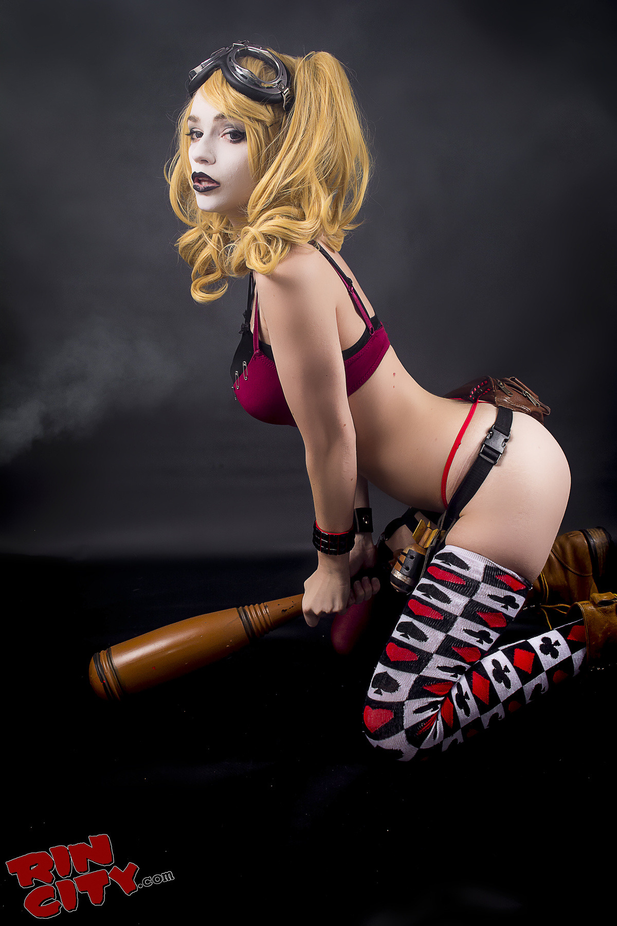 treatthemlikewhores:  sexynerdgirls:  Harley Quinn by Rin-City.com  I’d use the