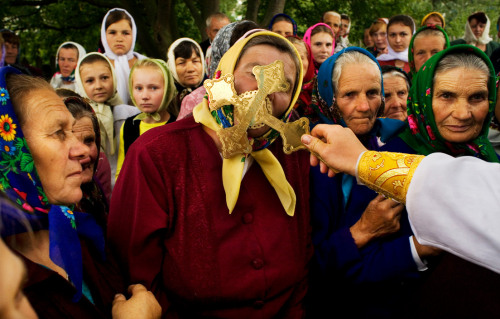 global-musings: Village women gather to kiss the cross during an outdoor religious celebration on th